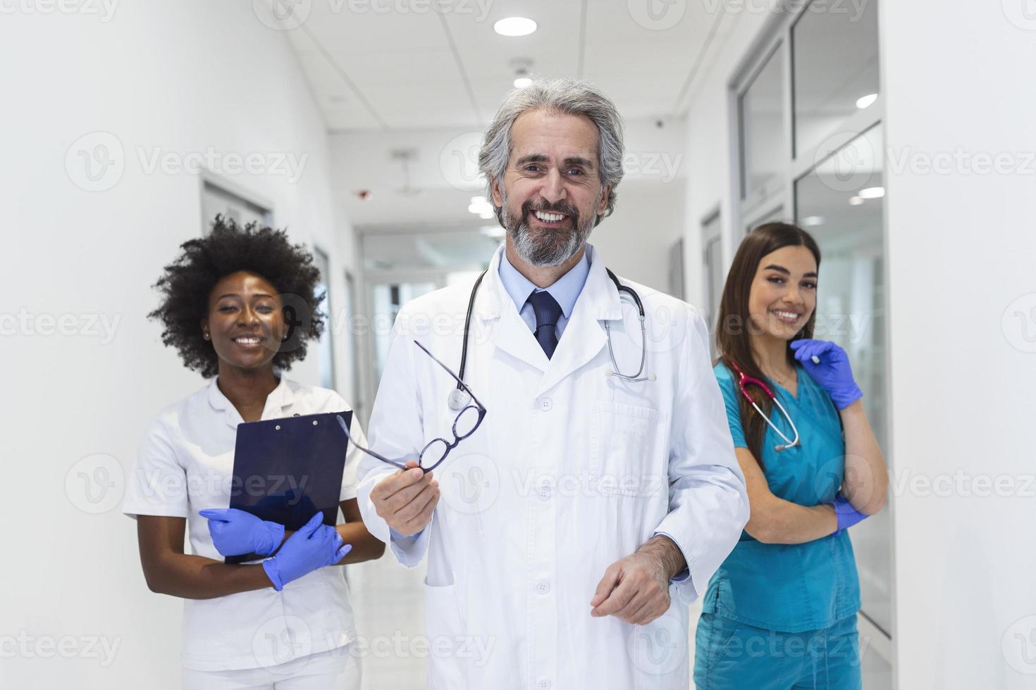 Lächelndes medizinisches Team, das zusammensteht in einem Krankenhaus, Beruf, Menschen und Medizinkonzept - Gruppe glücklicher Ärzte im Krankenhaus foto