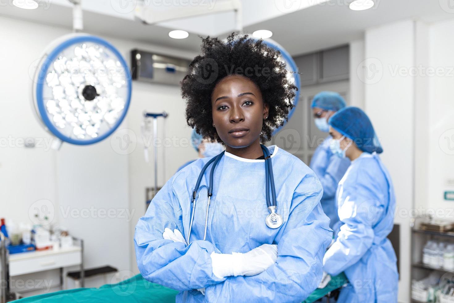 Porträt einer afroamerikanischen Chirurgin, die im Operationssaal steht und bereit ist, an einem Patienten zu arbeiten. Ärztin in chirurgischer Uniform im Operationssaal. foto