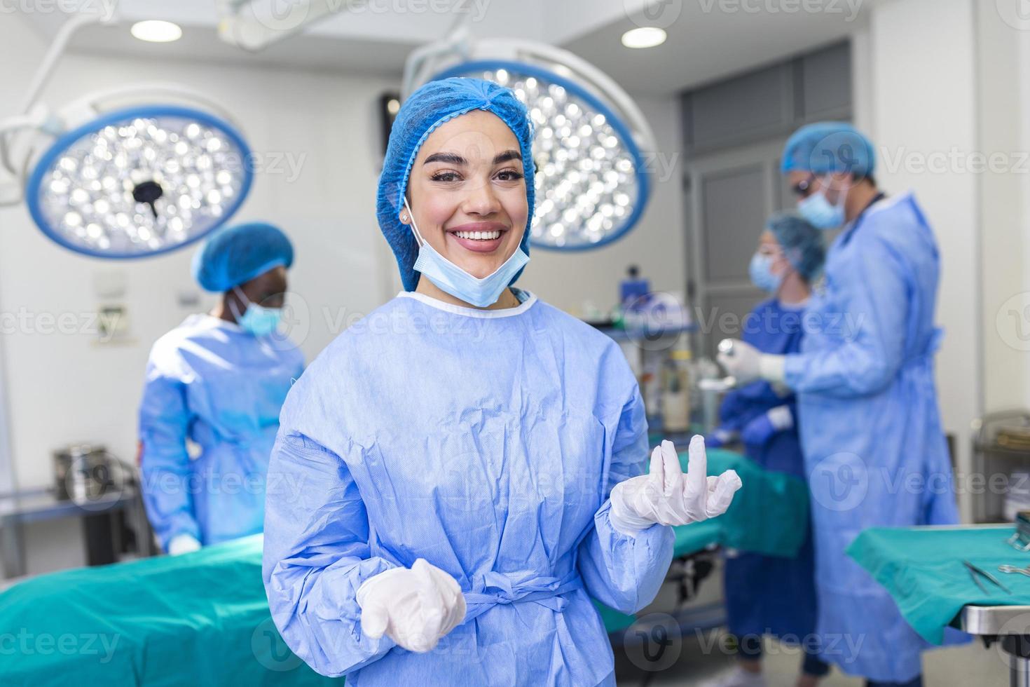 Porträt einer glücklichen Chirurgin, die im Operationssaal steht und bereit ist, an einem Patienten zu arbeiten. Ärztin in chirurgischer Uniform im Operationssaal. foto
