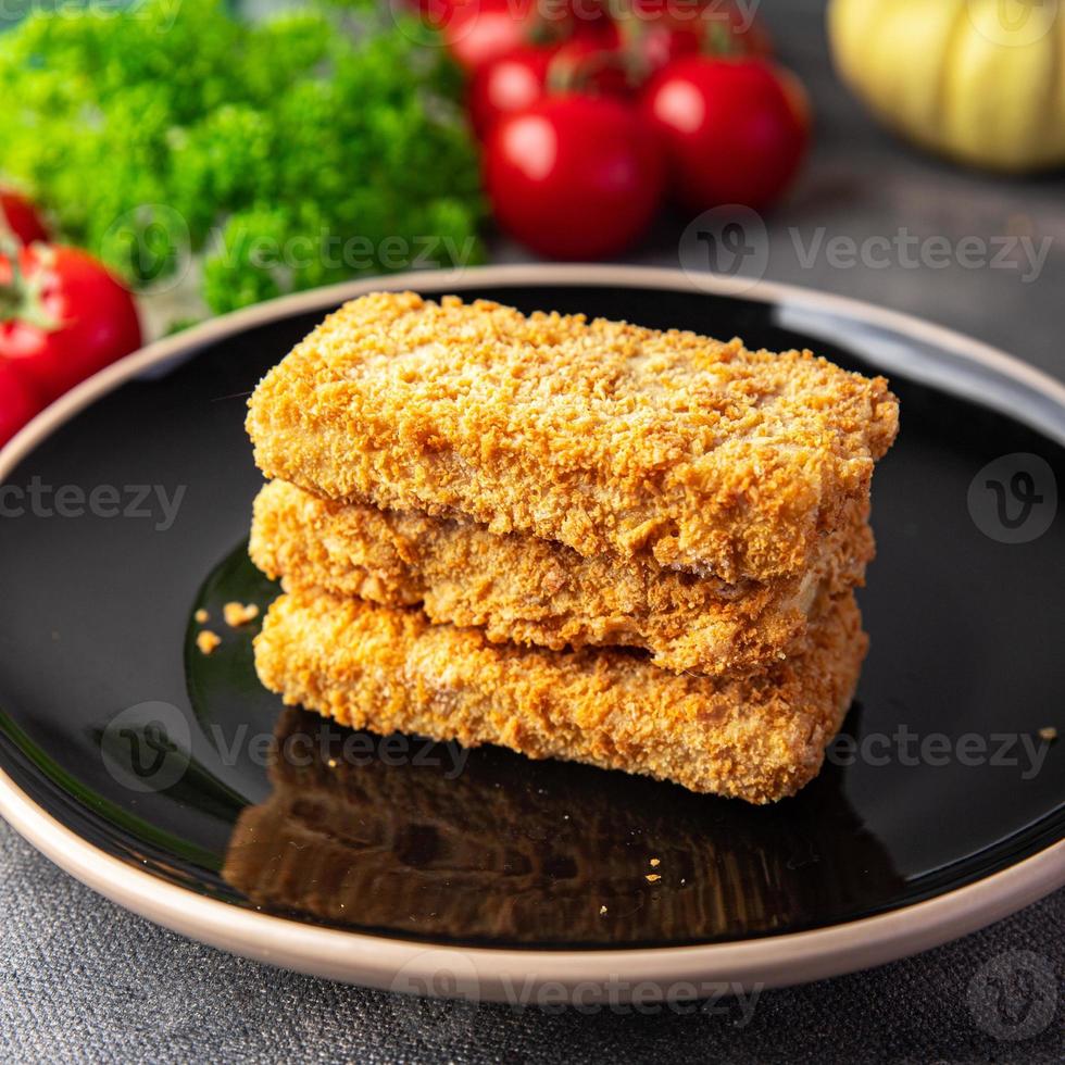 Fischstäbchen, frittierte Meeresfrüchte, köstlicher Snack, gesunde Mahlzeit, Snack auf dem Tisch, Kopienraum, Lebensmittelhintergrund foto