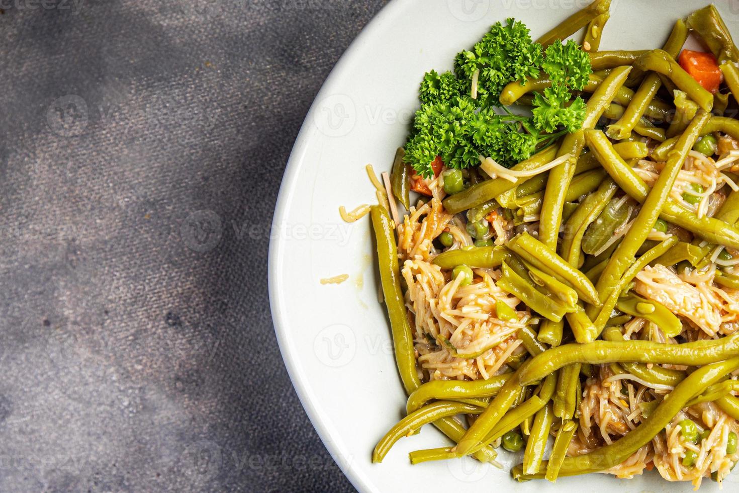 reisnudeln und grüne bohnen gemüse asiatisches essen leckerer snack gesunde mahlzeit essen snack auf dem tisch kopierraum essen foto