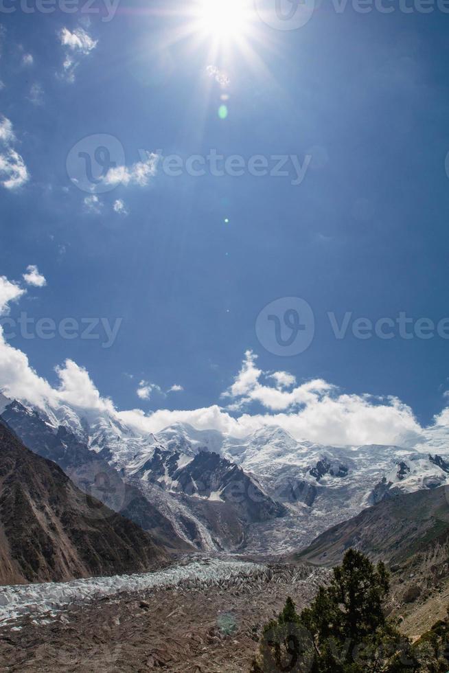 fee wiesen nanga parbat blauer himmel wolken schöne landschaft berge aussicht foto