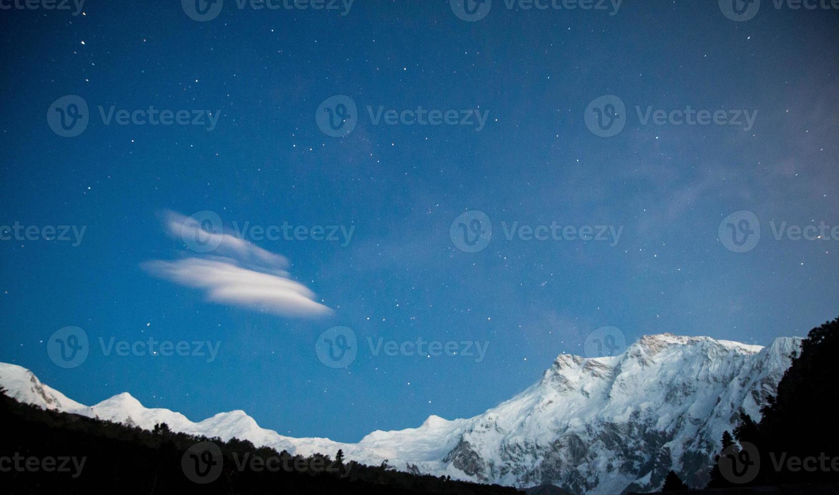 mitternacht milchstraße blick fee wiesen nanga parbat foto