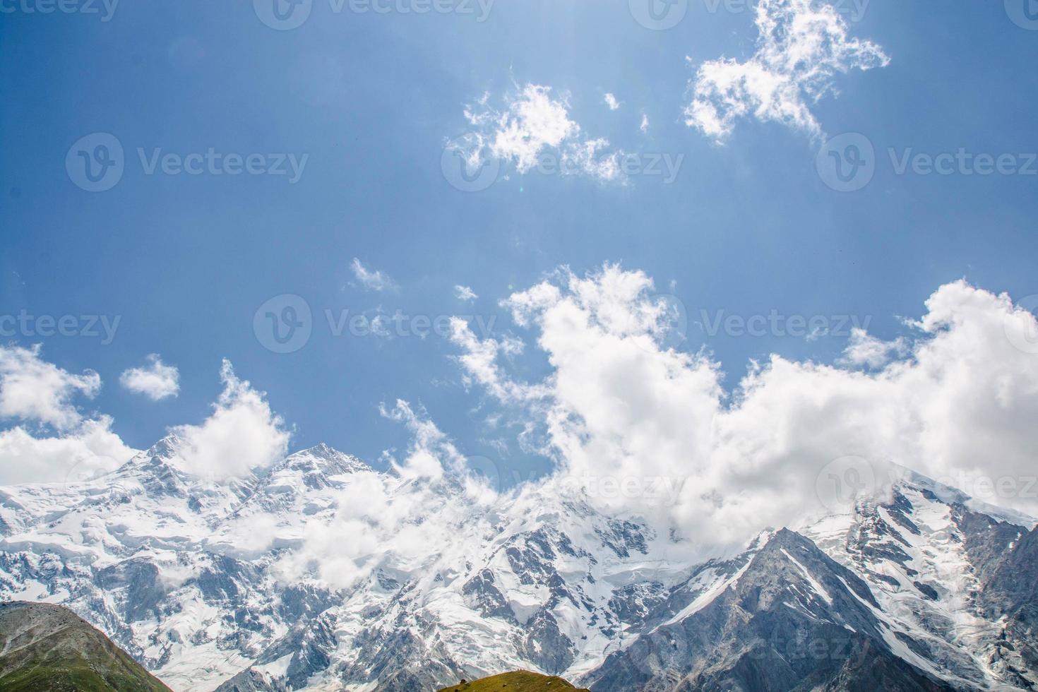 fee wiesen nanga parbat blauer himmel wolken schöne landschaft berge aussicht foto