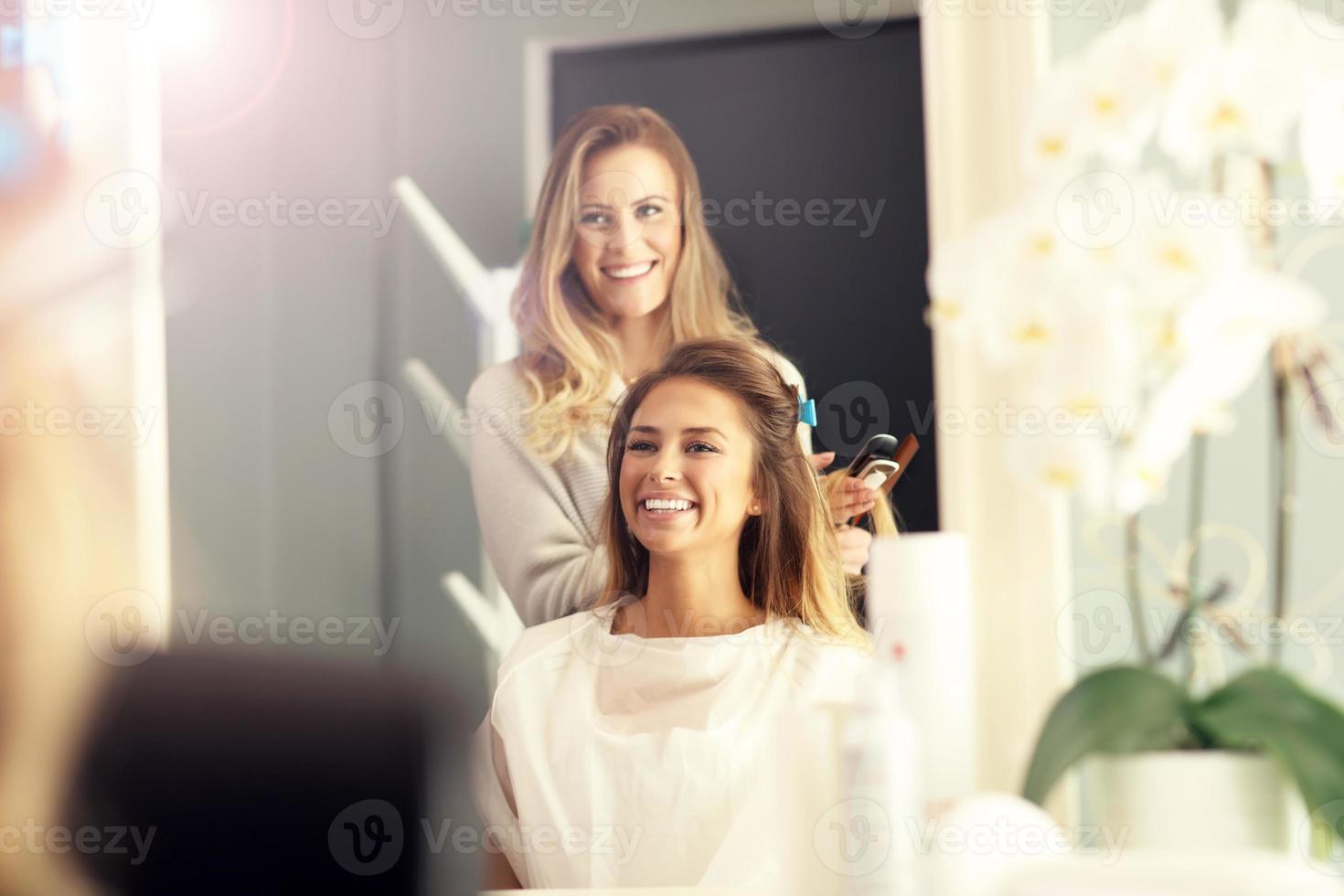 Friseur mit Haarglätter foto