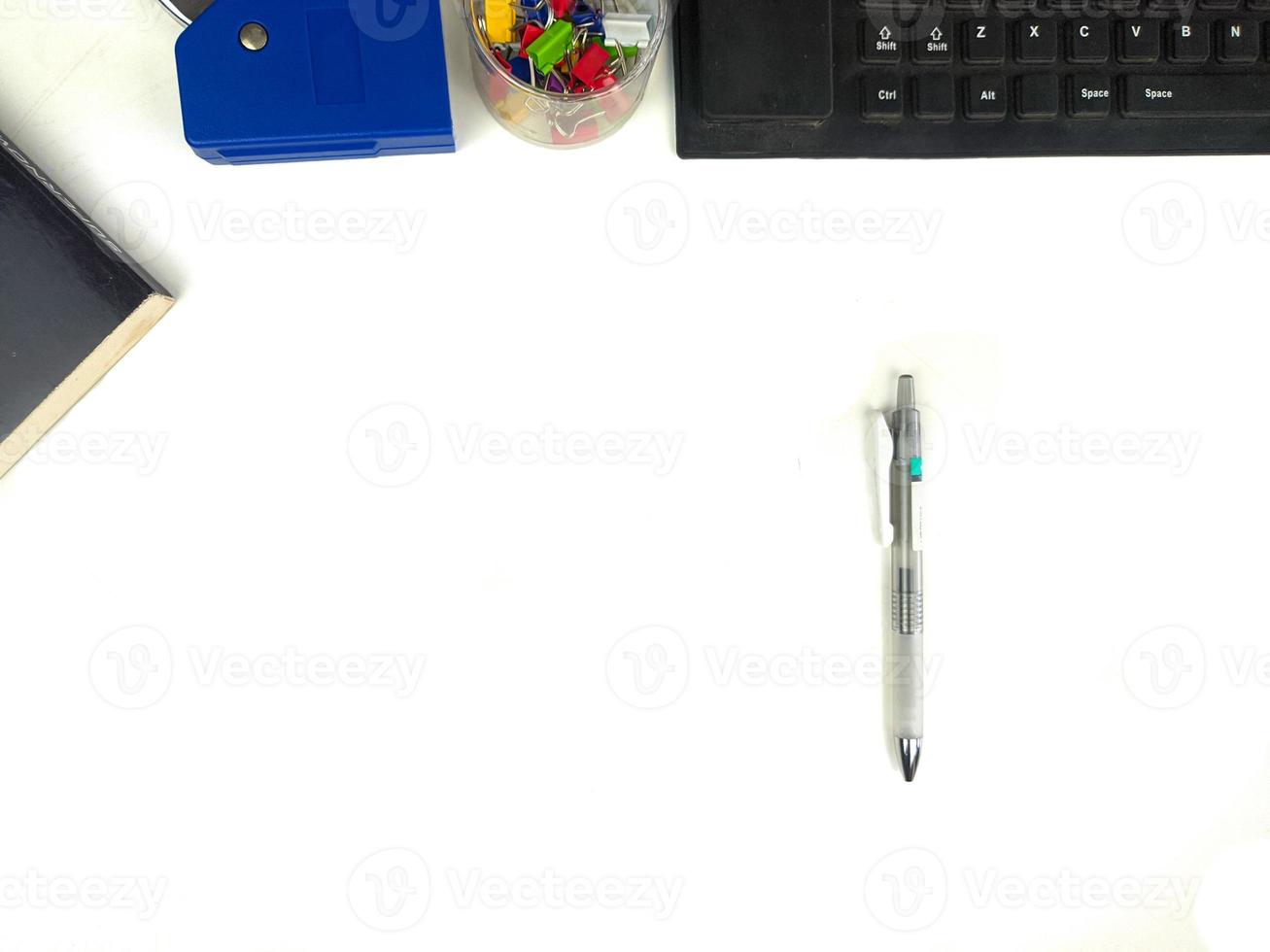 flacher, weißer schreibtisch im büro mit layoutraum. mit bürogeräten wie bleistiften, notizbüchern und tastaturen oben. mock-up-tisch foto