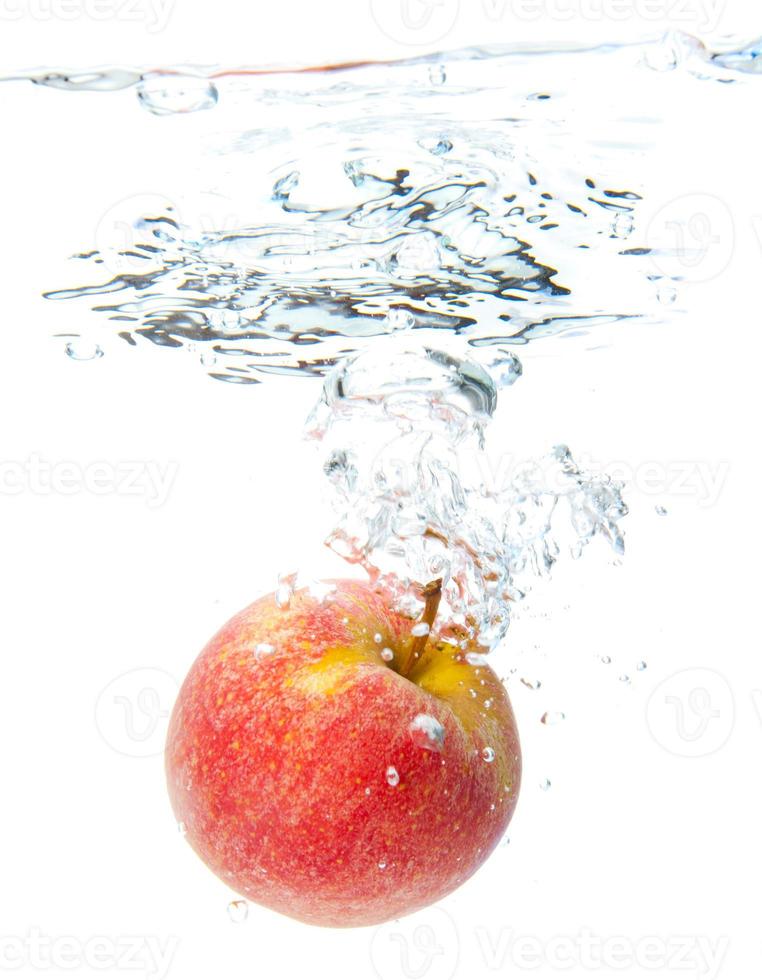 Apfel im Wasser foto