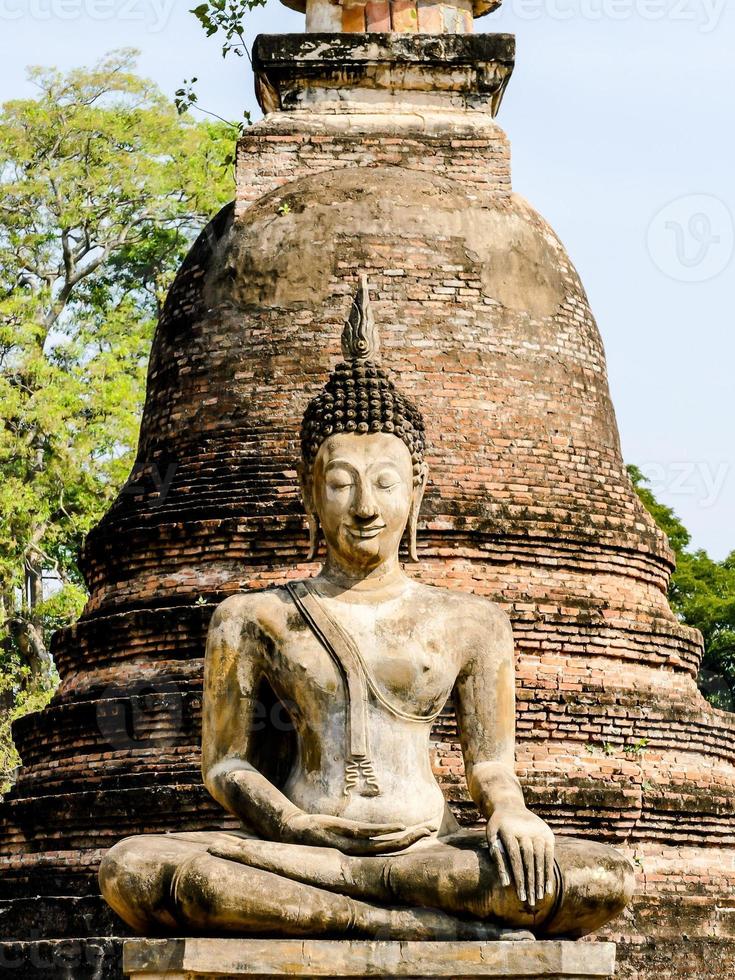 schöner tempel mit buddha-statue, thailand foto