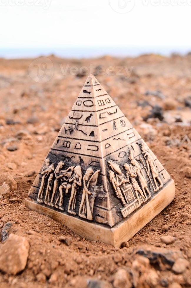 ägyptische Pyramidenminiatur auf dem Boden foto