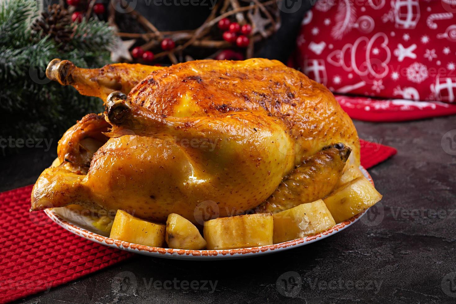 Brathähnchen und Kartoffeln mit Weihnachtsdekoration. traditionelles essen für weihnachten oder erntedankfest foto