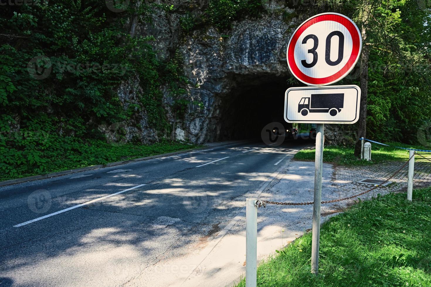 Felsiger Straßentunnel mit Tempolimit 30 in Bled, Slowenien. foto