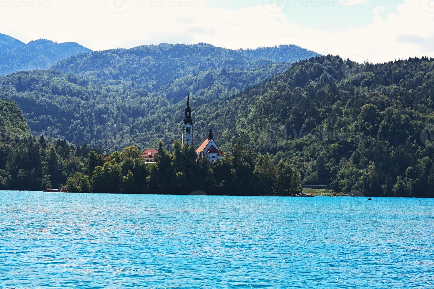 see blutete mit st. marias himmelfahrtskirche auf kleiner insel, slowenien. foto