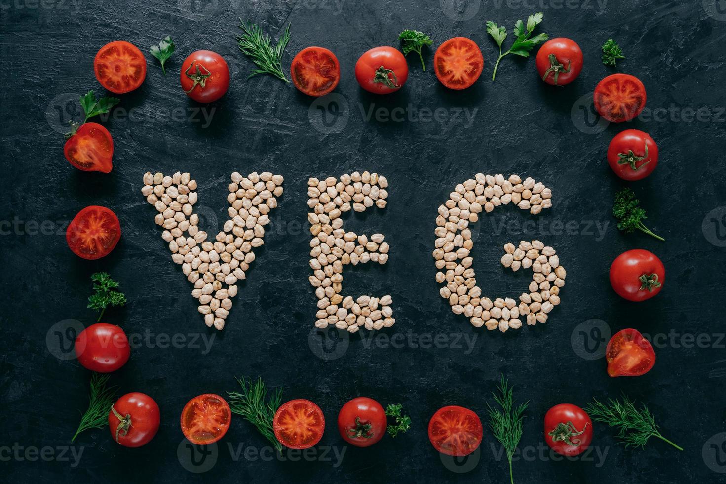 Foto von Tomatenrahmen und Kichererbsenbuchstaben, die Gemüse bedeuten. Bio-Saatgut innerhalb des Gemüserahmens isoliert auf dunklem Hintergrund. Vegetarismus