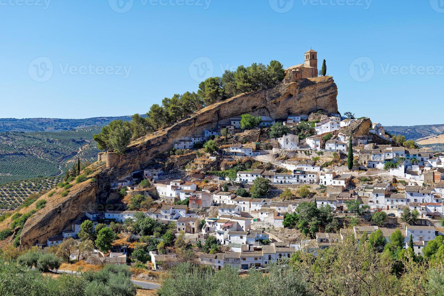 Blick auf das weiße Dorf Montefrio in Spanien, das als einer der besten Aussichtspunkte der Welt gilt. touristisches Ziel. Feiertage und Urlaub. um die Welt reisen. Landtourismus. foto