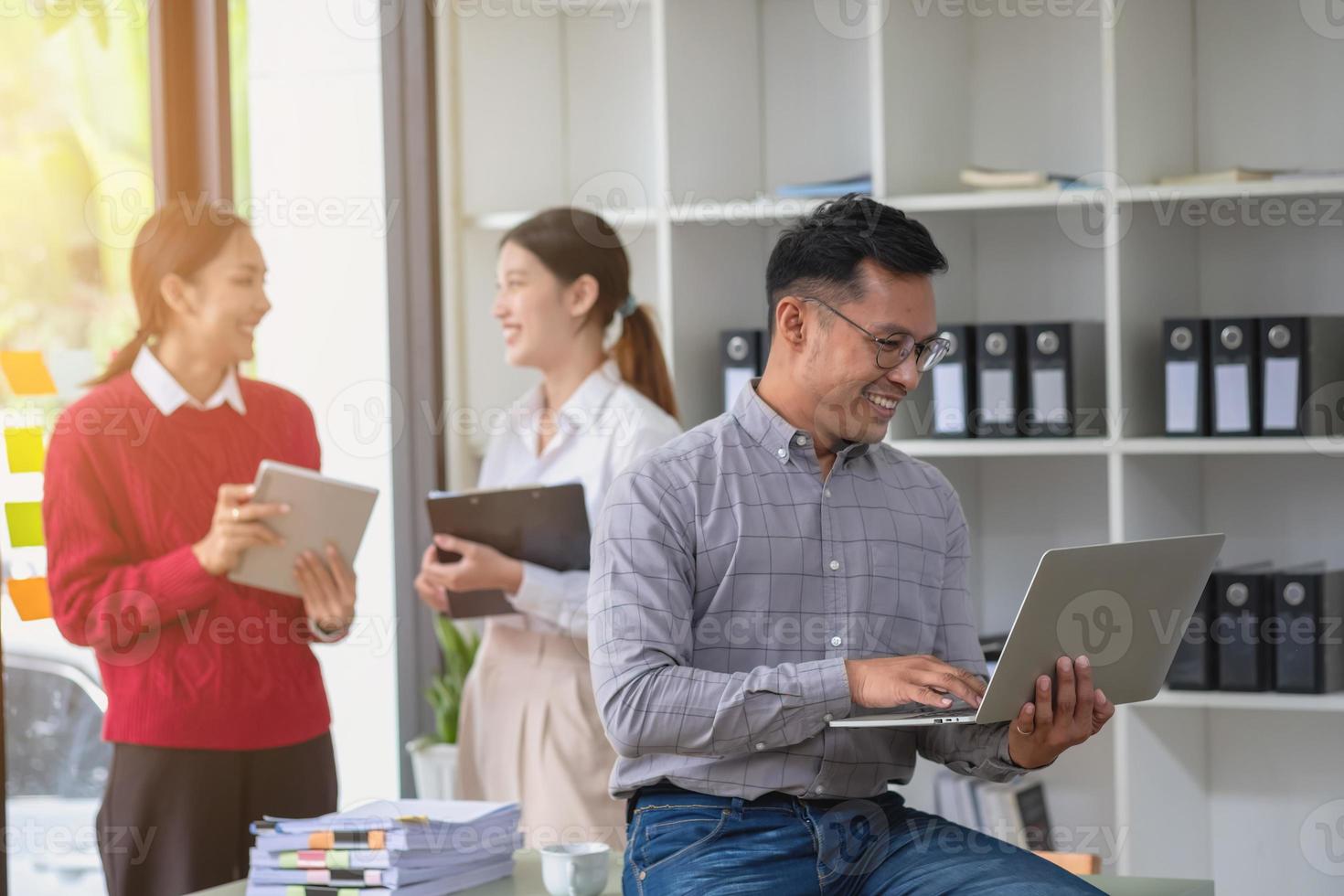 buchhalter, geschäftsmann, das unternehmen ist ein team von vermarktern, das die gewinne des unternehmens mit laptop-grafiken und rechnern analysiert. foto