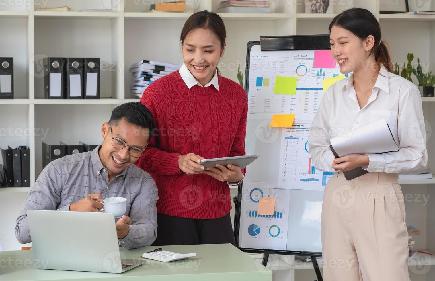 marketing, finanzen, buchhaltung, planung, das unternehmen ist ein team von vermarktern, das die unternehmensgewinne mit laptop-grafiken und rechnern und tablet.business-konzept analysiert foto