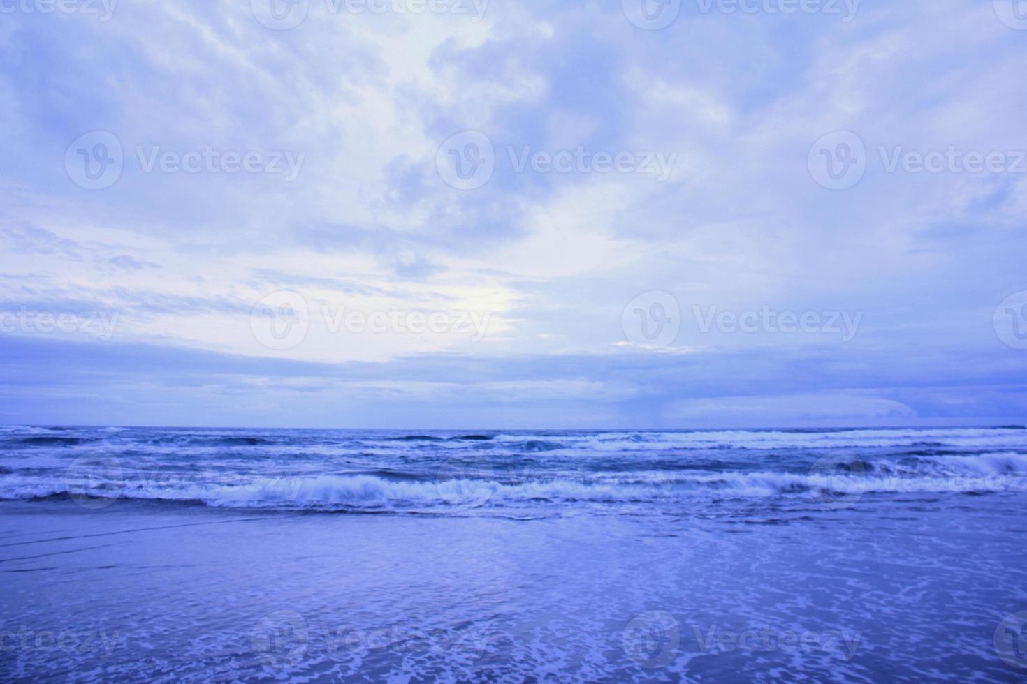 Meer und Himmel in einem Horizont. schöner Himmel und Strand. foto