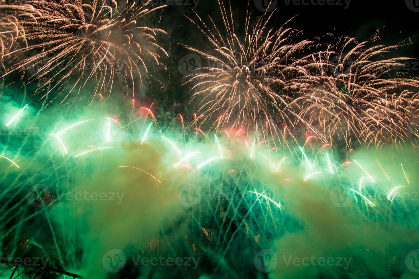 feuerwerk von vijit chao phraya auf buddhayodfa chulalok maharat brücke, bangkok, thailand. foto