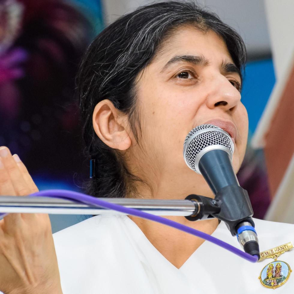 neu delhi, indien, 16. oktober 2022 - bk shivani während der meditationssitzung, shivani verma, besser bekannt als bk shivani, ist ein lehrer in der brahma kumaris spirituellen yoga- und meditationsbewegung in indien foto