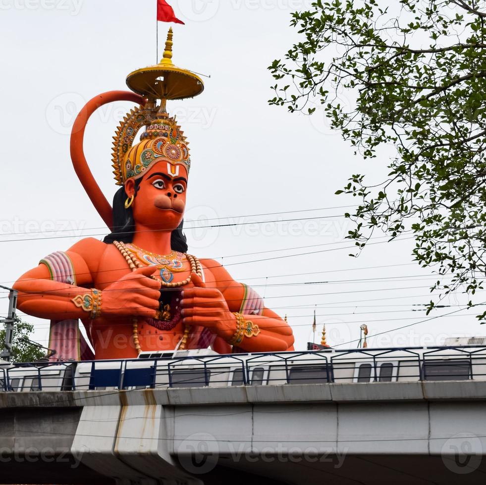 große statue von lord hanuman in der nähe der metro-brücke von delhi in der nähe von karol bagh, delhi, indien, lord hanuman große statue, die den himmel berührt foto