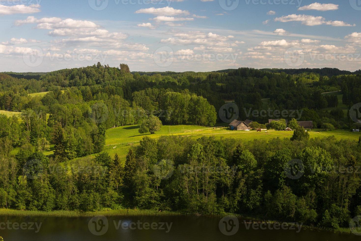 Landschaften aus der lettischen Landschaft im Frühling foto