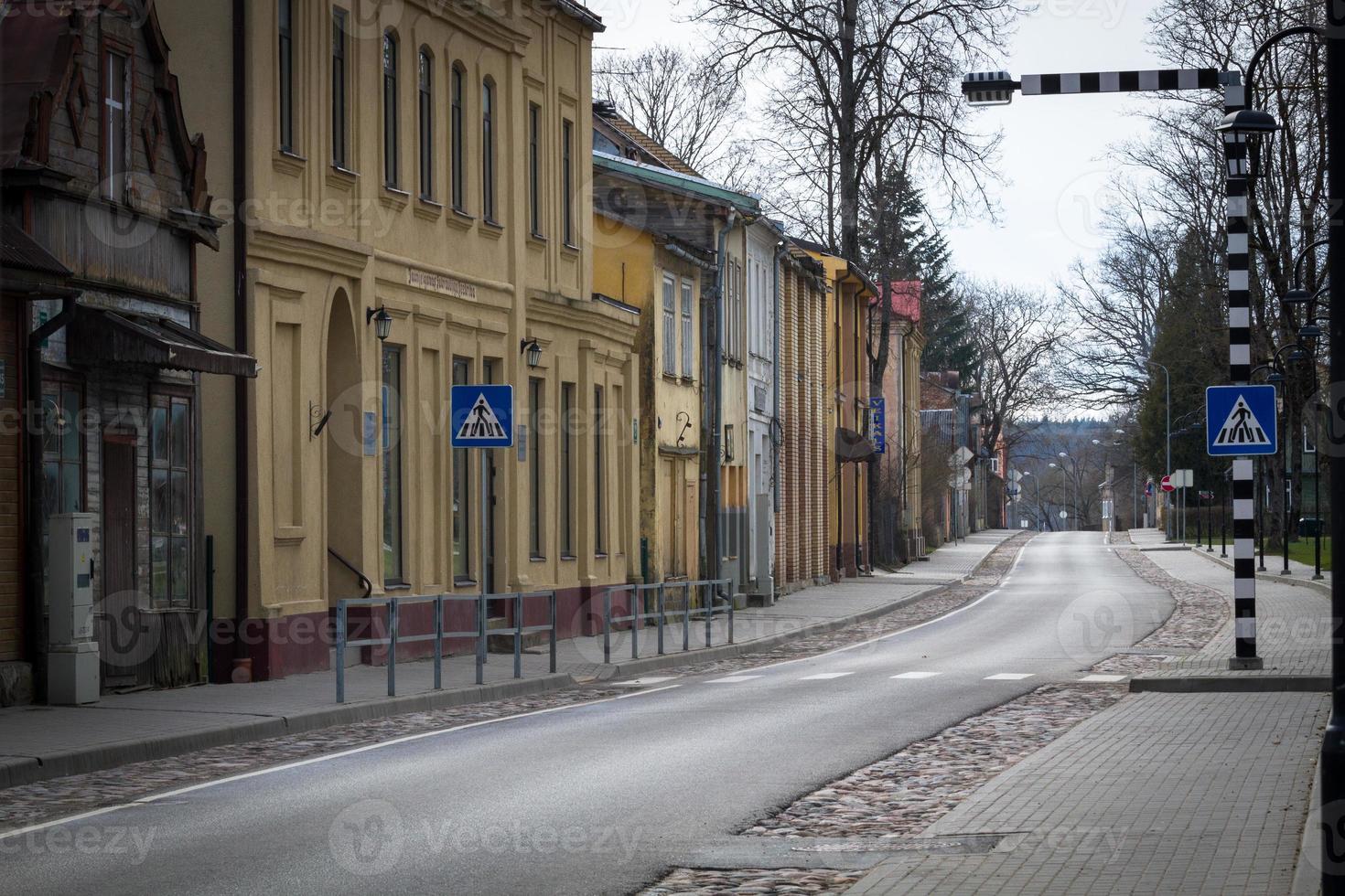 eine kleine Stadt in Lettland foto