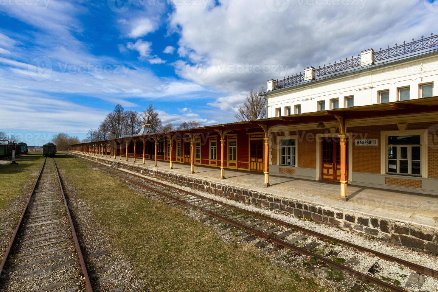 alte Eisenbahnwaggons und Gleise foto