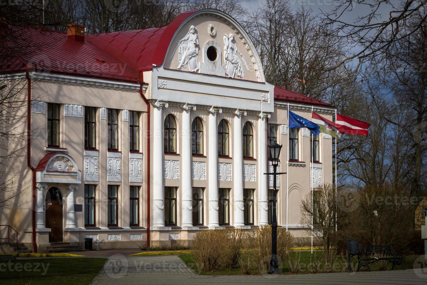 eine kleine Stadt in Lettland foto