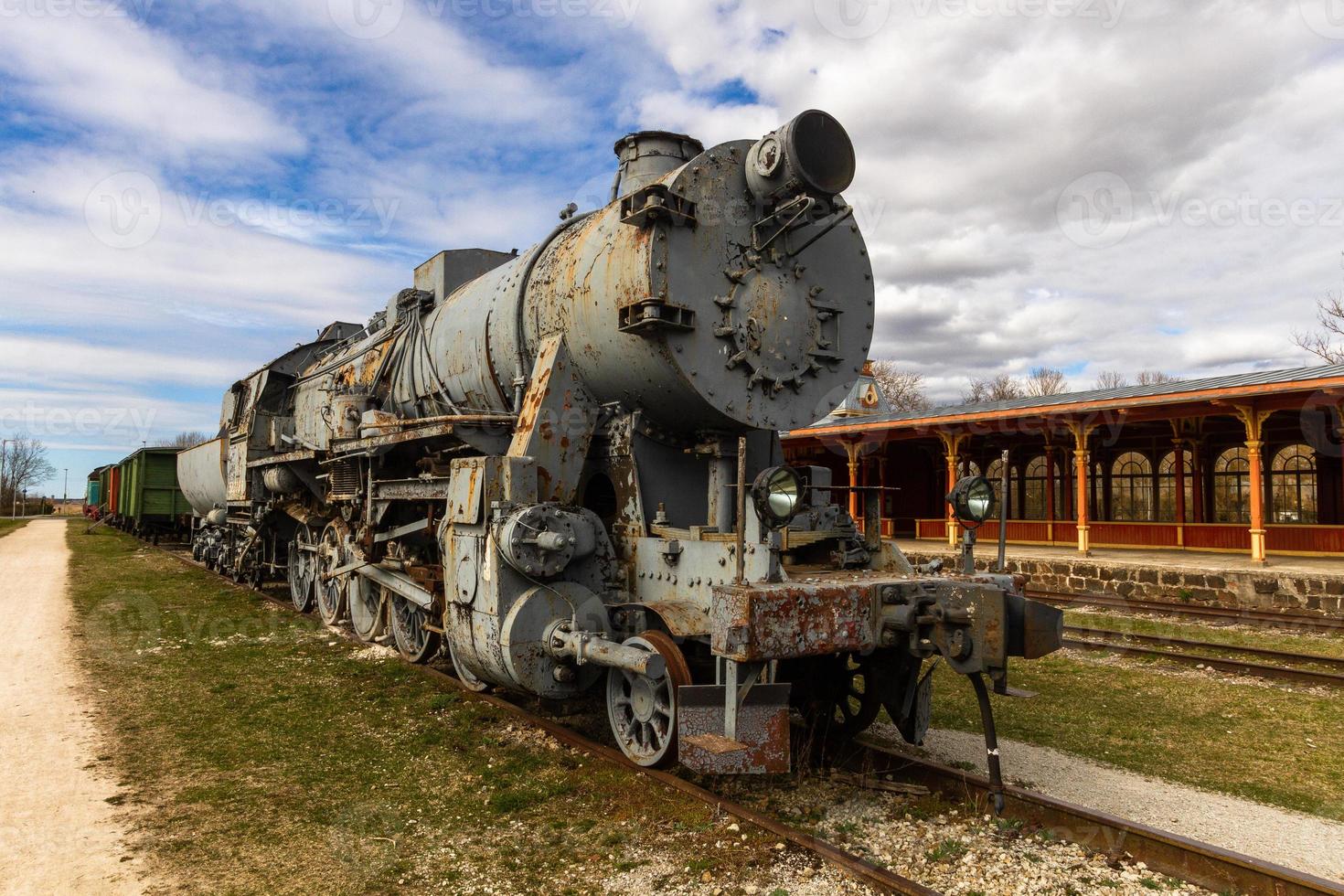 alte Eisenbahnwaggons und Gleise foto