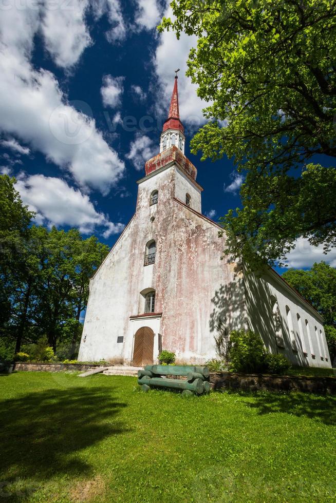 lutherische Kirche im Sommer foto