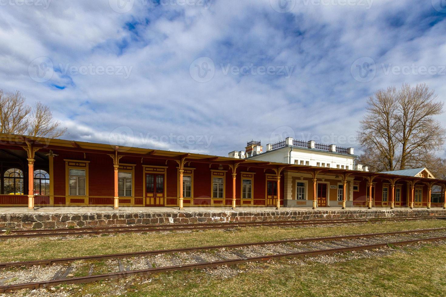 alte Eisenbahnwaggons und Gleise foto