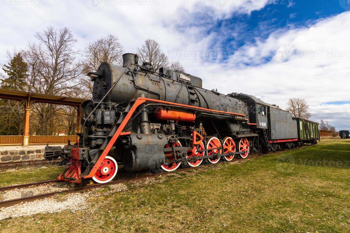 alte Eisenbahnwaggons und Gleise foto