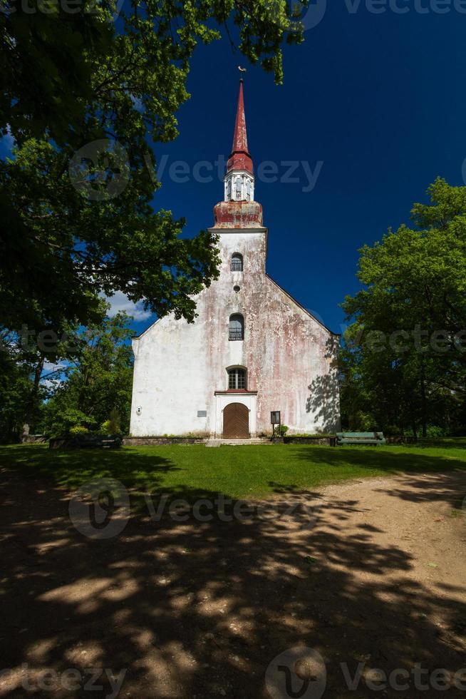 lutherische Kirche im Sommer foto