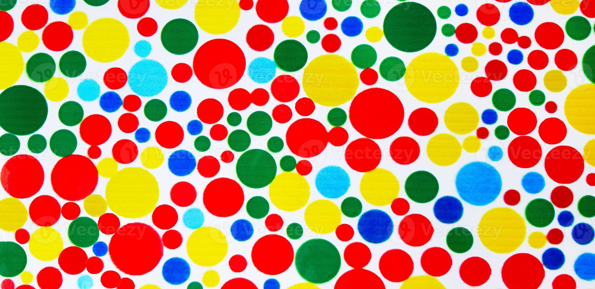 bunter Kreis oder kreisförmiges nahtloses Muster lokalisiert auf weißem Hintergrund. andere Form von Grün, Gelb, Rot, Blau an der Wand. Kunst gemaltes Tapetenkonzept. foto
