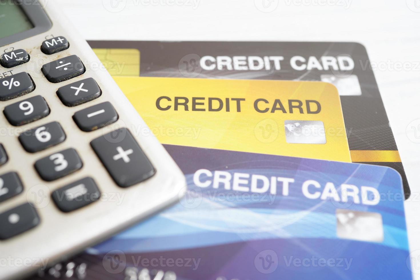 kreditkarte mit passwortsperre und us-dollar-banknotengeld, geschäftskonzept für sicherheitsfinanzierungen. foto
