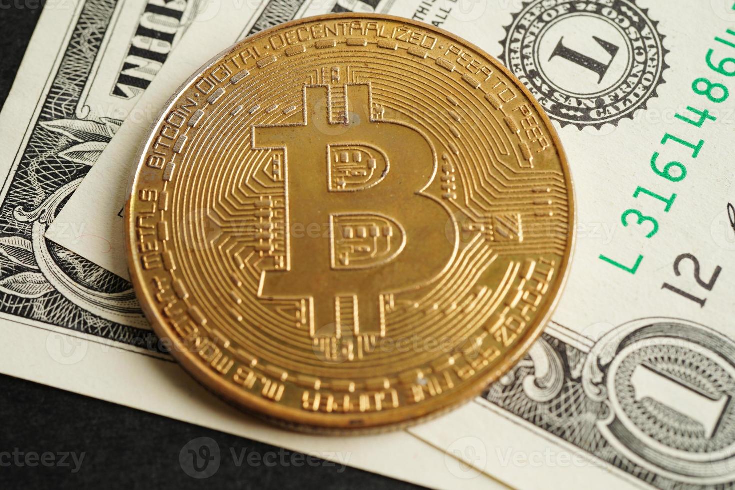 goldenes bitcoin auf us-dollar-banknoten geld für geschäft und gewerbe, digitale währung, virtuelle kryptowährung, blockchain-technologie. foto