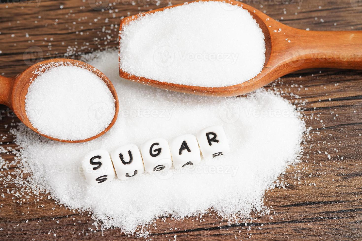 zucker, süßer granulierter zucker mit text, diabetesprävention, diät und gewichtsverlust für eine gute gesundheit. foto