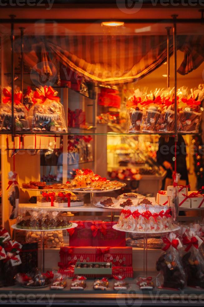 Weihnachtsplätzchen im Bäckereifenster foto