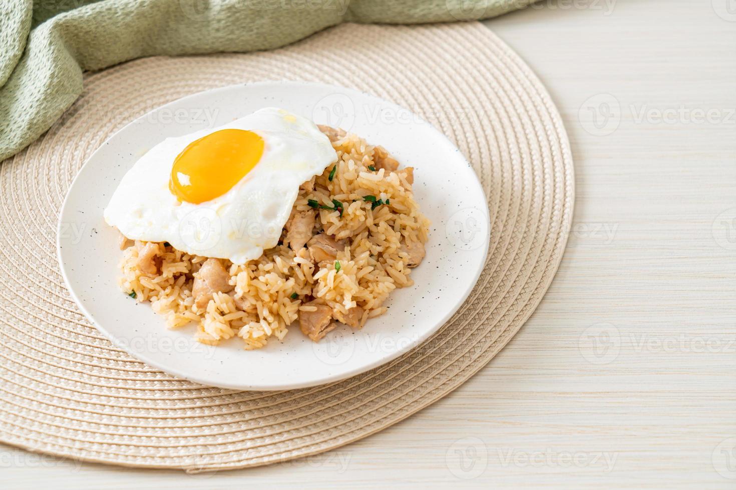 gebratener reis mit schweinefleisch und spiegelei im japanischen stil foto