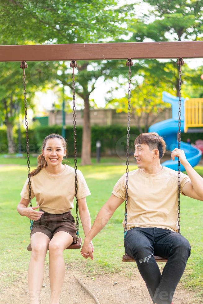 asiatische Paare lieben es, auf der Schaukel zu spielen foto