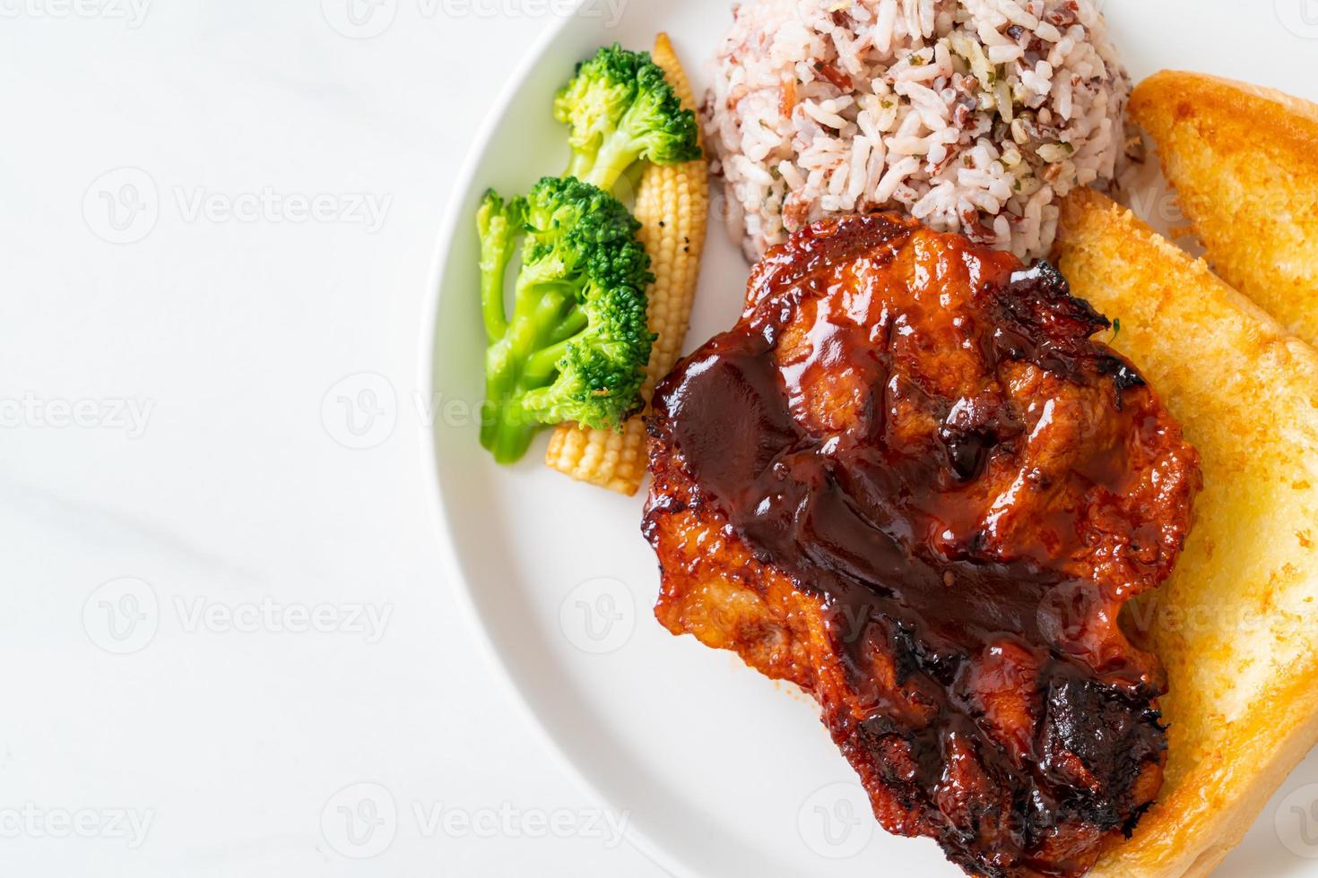 Barbecue-Schweinesteak mit Reisbeeren foto