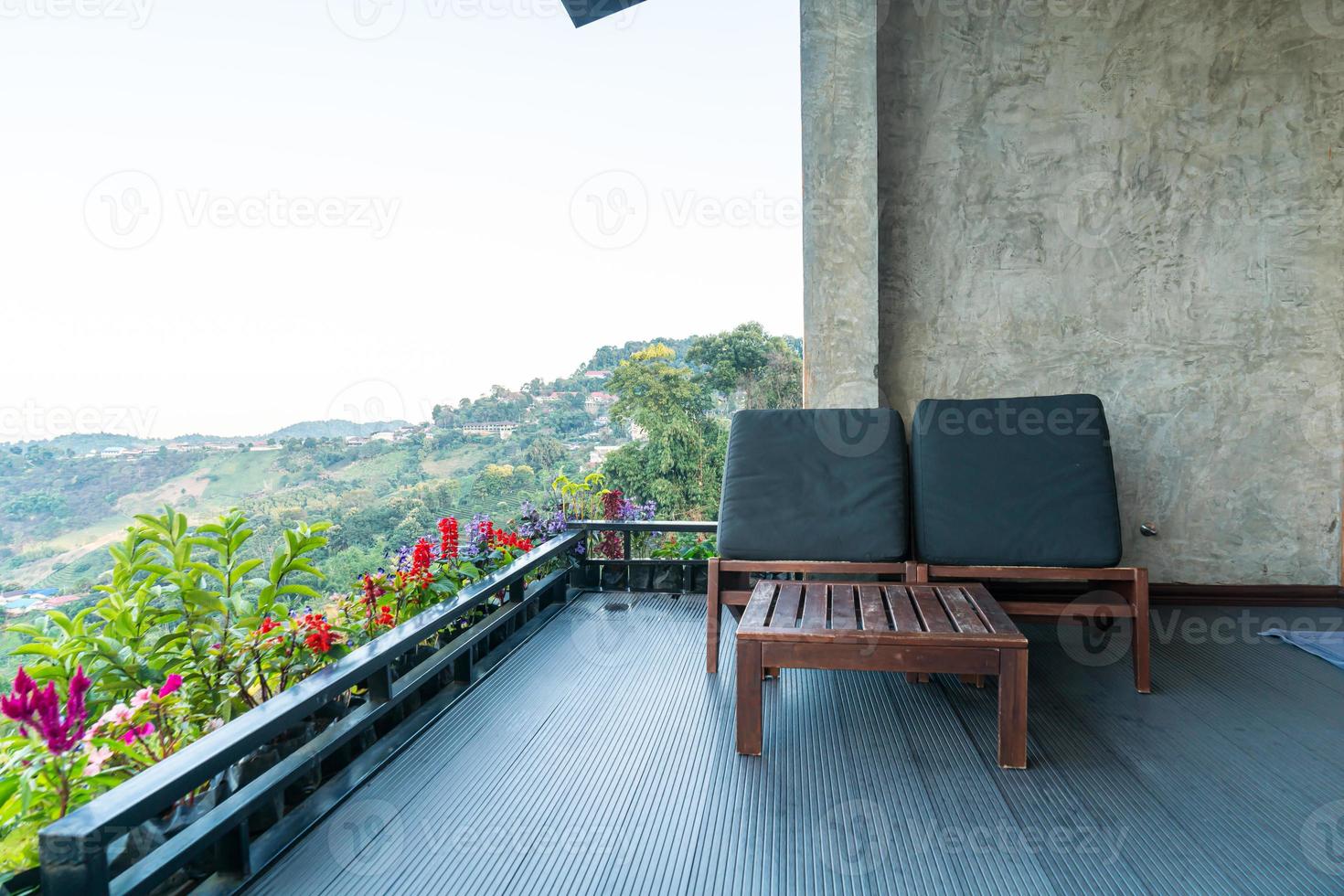Stuhl auf Balkon mit Berghügelhintergrund foto