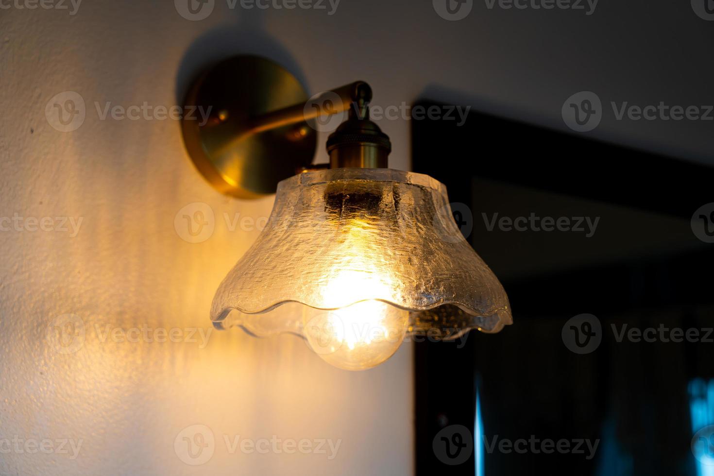 schöne hängende Glühbirnenlampe foto