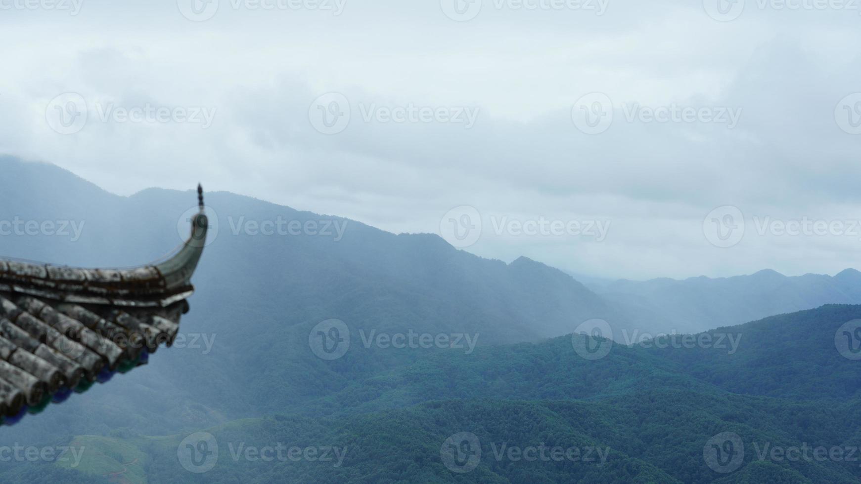 die alte tempelansicht mit den alten chinesischen gebäuden gelegen auf der spitze der berge foto