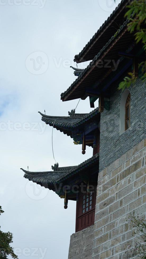 die alte tempelansicht mit den alten chinesischen gebäuden gelegen auf der spitze der berge foto