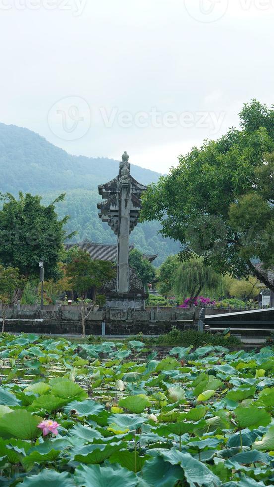 die alte chinesische dorfansicht mit den alten architekturen darin foto