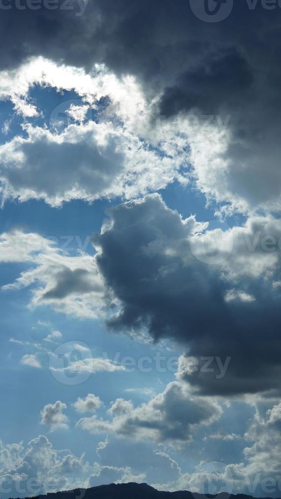 der Blick auf den blauen Himmel mit den weißen Wolken im Sommer foto