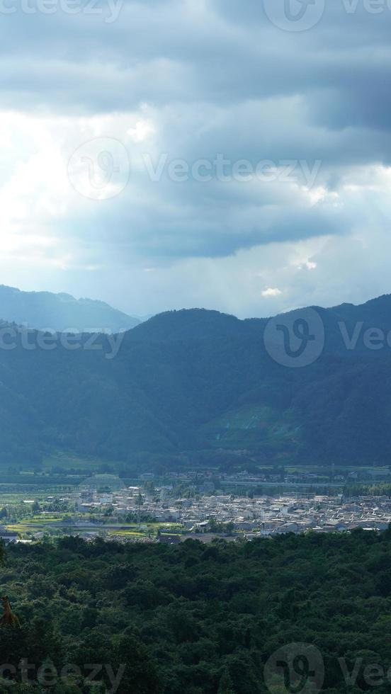 die ernte gelbe reisfeldansicht befindet sich im tal zwischen den bergen mit dem bewölkten himmel als hintergrund foto