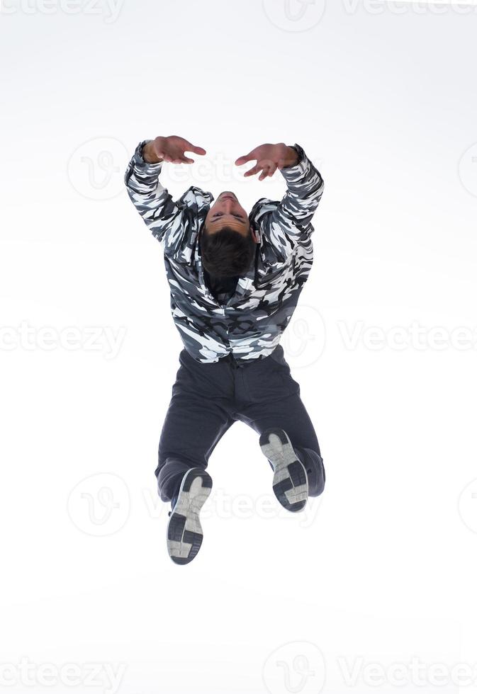 coole junge Breakdancer, die im Studio auf weißem Hintergrund auftreten. foto