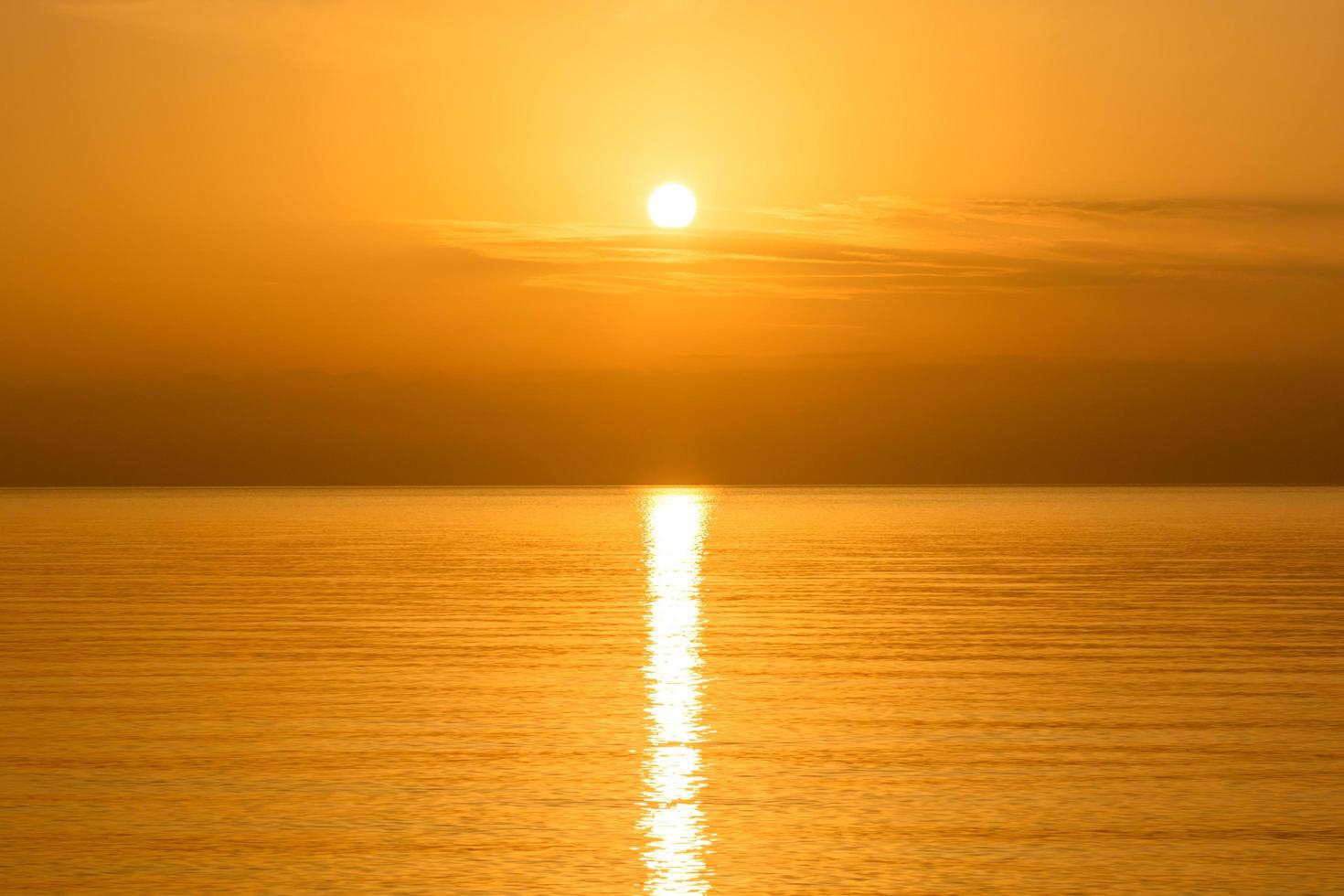 Malerischer Blick auf den perfekten goldenen Sommersonnenuntergang über dem Mittelmeer in Saint Tropez in Südfrankreich foto